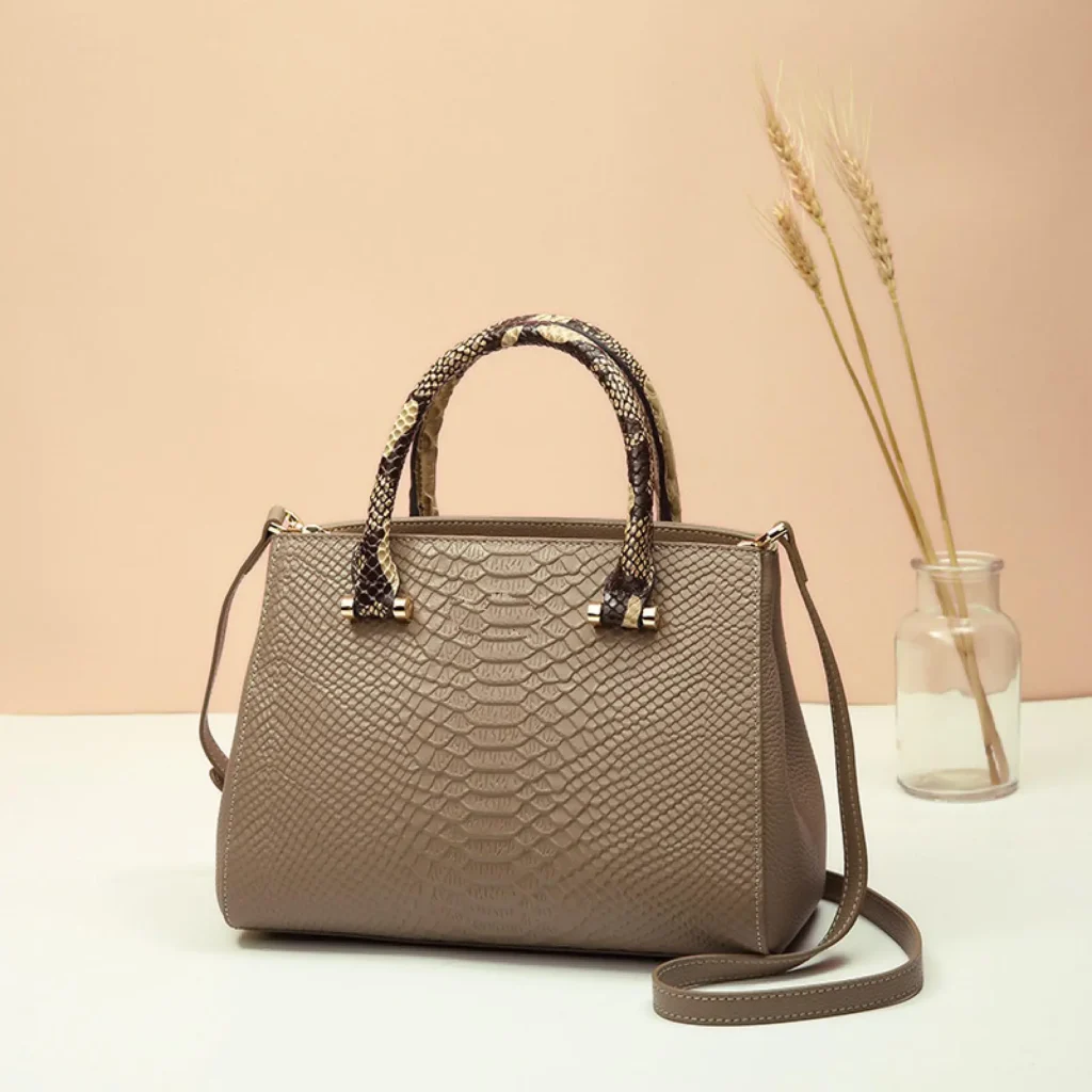 The Chic Charm of the Crocodile One-Shoulder Crossbody Bag: Elevate Your Fashion Game